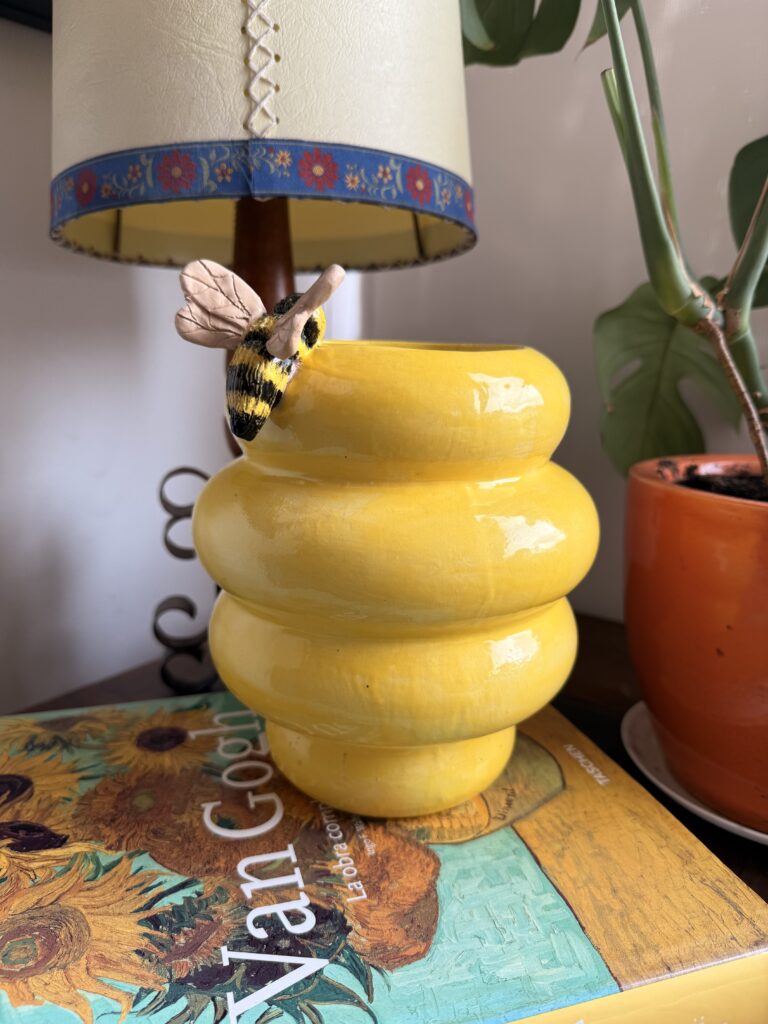 florero cerámico artesanal con abeja
