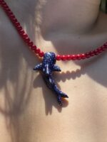 Collar de Tiburón ballena en cerámica con perlas rojas - Image 2