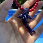 Collar de Tiburón ballena en cerámica con perlas rojas