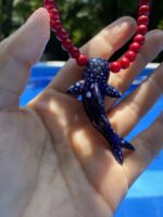 Collar de Tiburón ballena en cerámica con perlas rojas