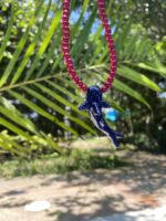Collar de Tiburón ballena en cerámica con perlas rojas - Image 3