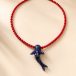 Collar de Tiburón ballena en cerámica con perlas rojas - Image 4
